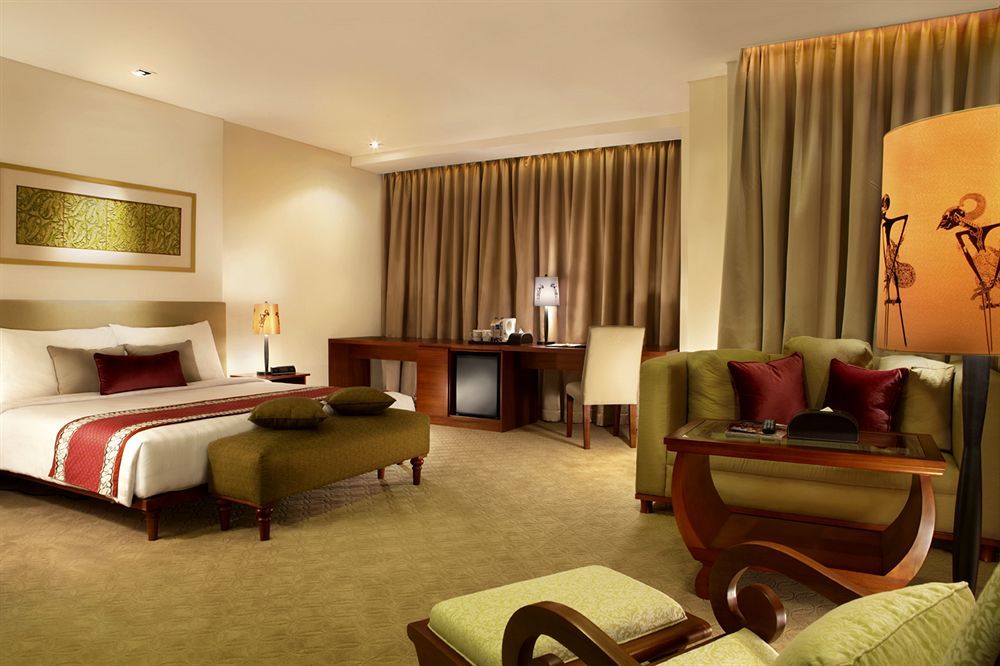 Jambuluwuk Malioboro Hotel Yogyakarta Luaran gambar A suite at the Taj Bengal